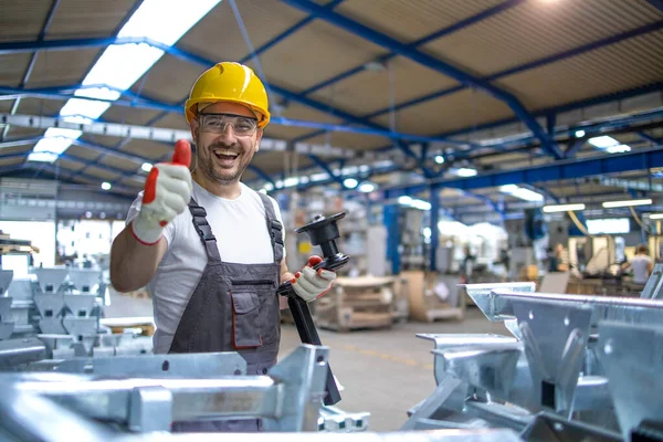 Retrato Trabalhador Fábrica Equipamento Proteção Segurando Polegares Salão Produção — Fotografia de Stock