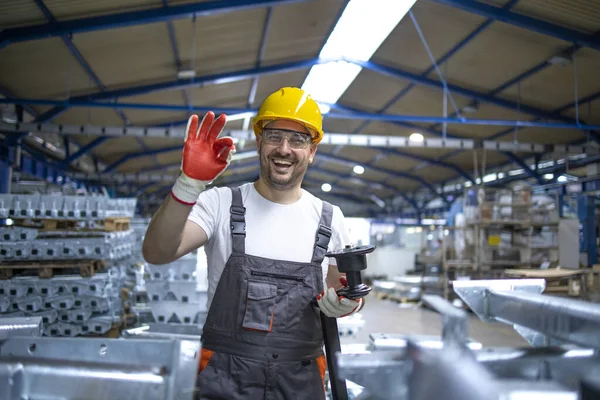 Porträtt Fabriksarbetare Skyddsutrustning Med Tummen Upp Produktionshallen — Stockfoto