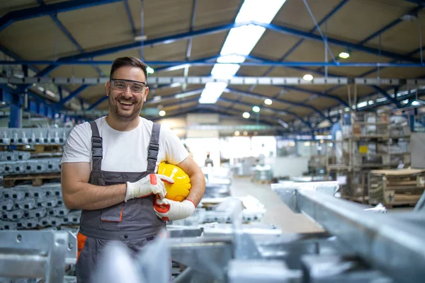 Retrato Del Trabajador Industrial Trabajador Fábrica Sonriente Con Sombrero Duro —  Fotos de Stock