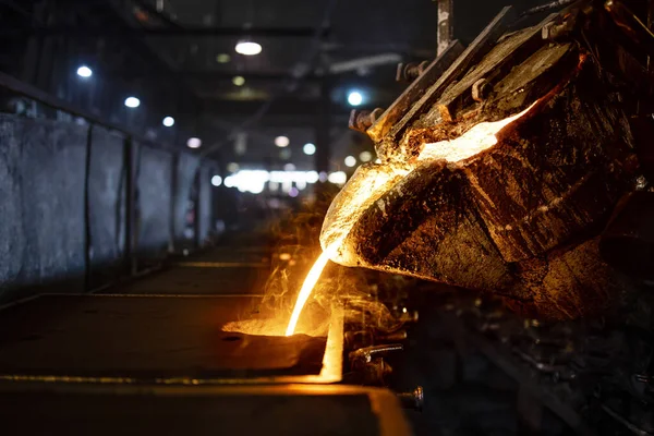 Casting Melting Molding Foundry Bucket Hot Molten Iron Pouring Mold — Stock Photo, Image