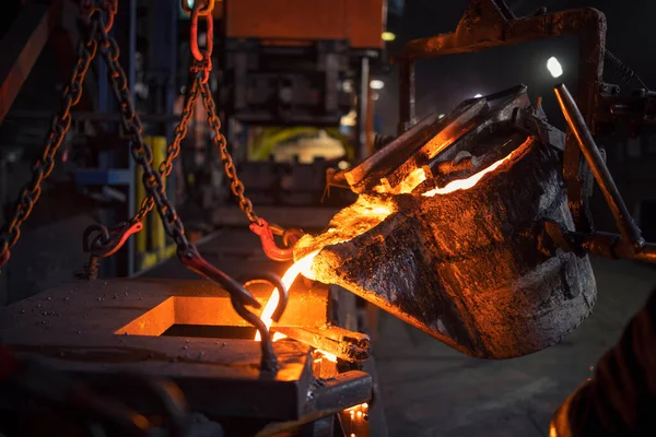 Hard Werken Gieterij Smeltijzer Gieten — Stockfoto