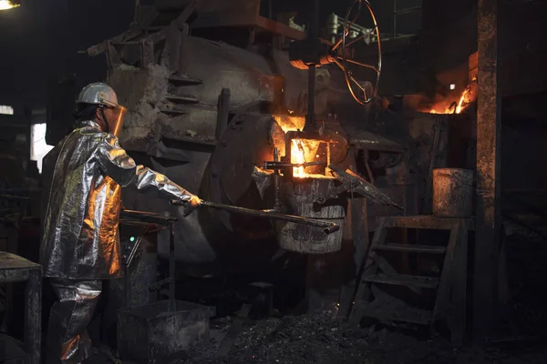 Fundição Trabalhador Derramando Aço Quente Balde Para Fundição Metal Produção — Fotografia de Stock