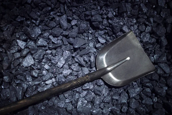 矿中的一堆煤和铲子 — 图库照片