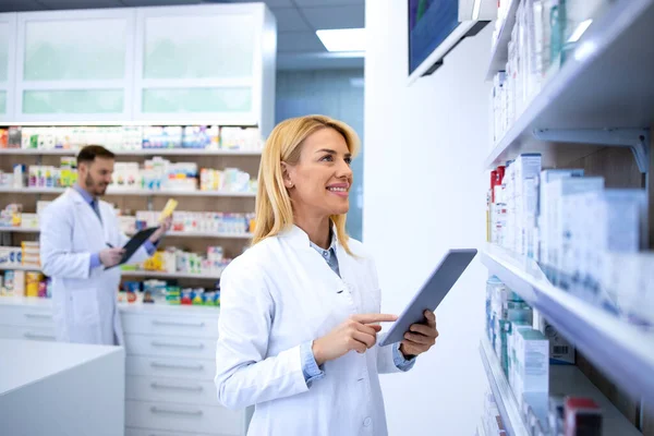 Farmacista Donna Che Controlla Medicinali Sullo Scaffale Farmacia — Foto Stock