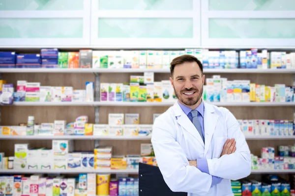 Porträtt Stilig Farmaceut Stående Apotek Med Hylla Full Läkemedel Bakgrunden — Stockfoto