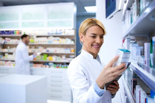 Farmacéutica Sosteniendo Medicina Farmacia Concepto Salud Medicina — Foto de Stock