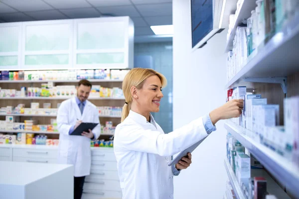 Farmacista Sesso Femminile Che Lavora Farmacia Organizza Medicinali Sullo Scaffale — Foto Stock