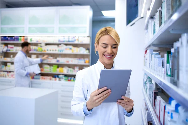 Портрет Опытной Женщины Фармацевта Работающей Планшете Аптечном Магазине Полке Лекарствами — стоковое фото