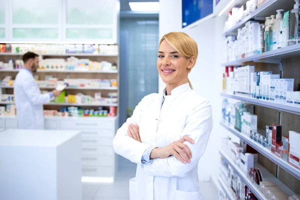 Ritratto Una Farmacista Bionda Sorridente Farmacia Farmacia Con Braccia Incrociate — Foto Stock