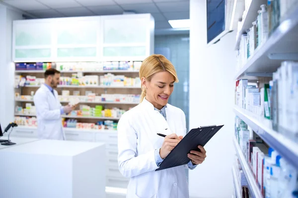 Farmacisti Che Lavorano Farmacia Farmacia Sanità Medicina — Foto Stock