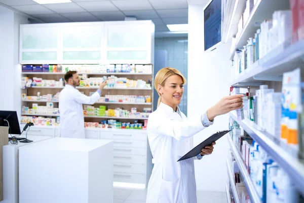 Farmacéuticos Que Trabajan Farmacia Farmacia Salud Medicina — Foto de Stock