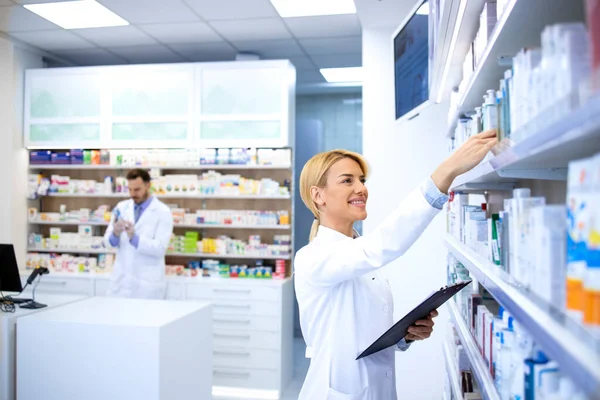 Farmacéuticos Que Trabajan Farmacia Farmacia Salud Medicina — Foto de Stock