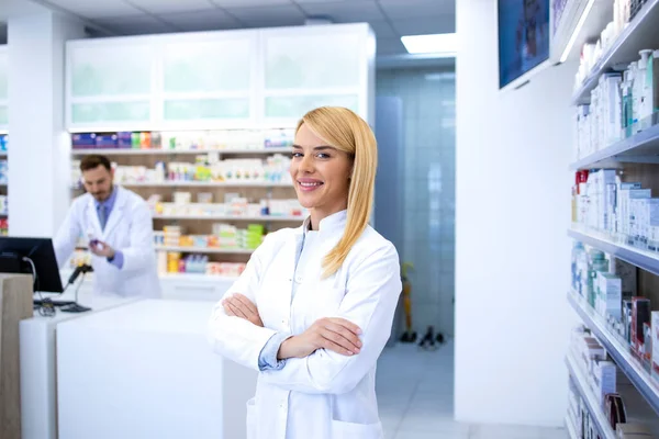 Портрет Профессиональной Женщины Фармацевта Гордостью Стоящей Аптеке Аптеке Задних Полках — стоковое фото