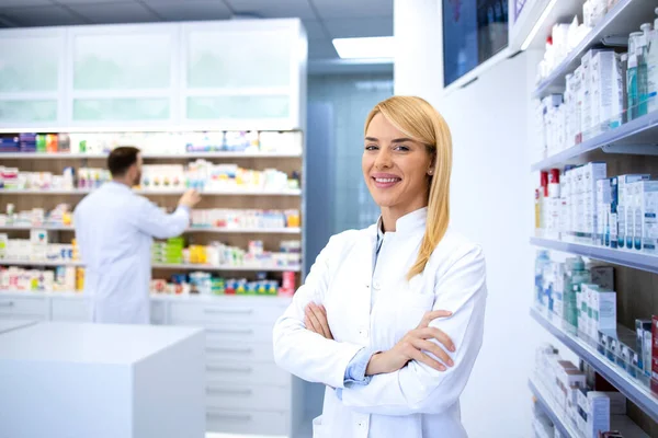 Ritratto Donna Farmacista Professionista Orgogliosamente Piedi Farmacia Farmacia Sullo Sfondo — Foto Stock