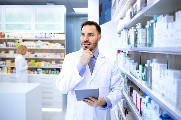 Profesional Guapo Farmacéutico Masculino Blanco Abrigo Celebración Tableta Pensando Farmacia — Foto de Stock