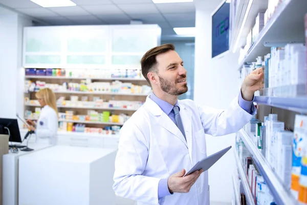 Guapo Farmacéutico Masculino Bata Blanca Que Trabaja Farmacia Farmacia Comprobación — Foto de Stock