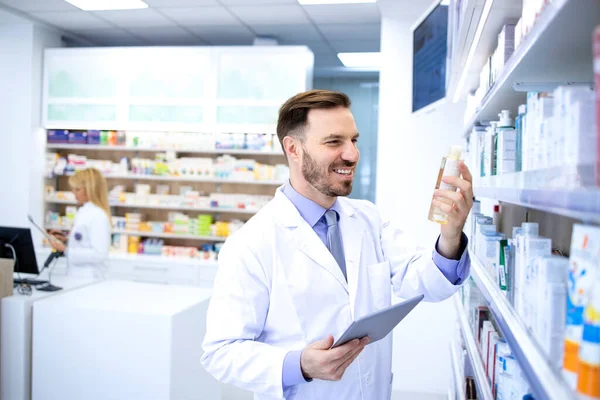 Красивый Мужчина Фармацевт Белом Халате Работает Аптеке Аптеке Проверяю Лекарства — стоковое фото