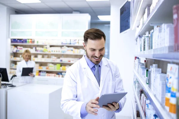 Guapo Farmacéutico Masculino Bata Blanca Que Trabaja Farmacia Farmacia Comprobación — Foto de Stock