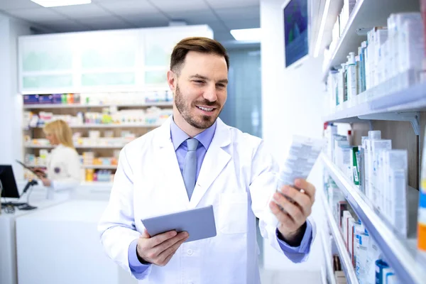 Bellissimo Farmacista Sesso Maschile Una Farmacia Farmacia Con Mantello Bianco — Foto Stock