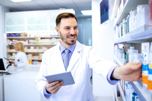 Красивый Мужчина Фармацевт Белом Халате Работает Аптеке Аптеке Проверяю Лекарства — стоковое фото