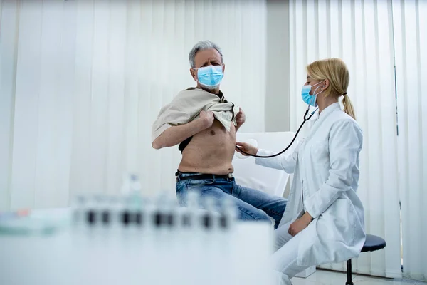 Doctor Checking Old Man Respiratory System Lungs Stethoscope Hospital Office — Stock Photo, Image