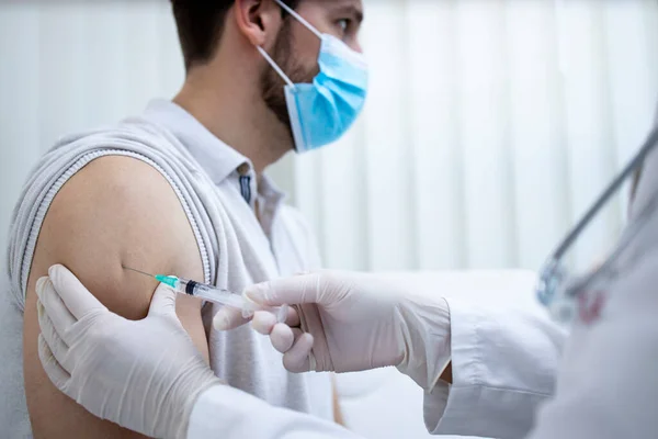 Vista Cerca Joven Recibiendo Vacuna Brazo Durante Pandemia Del Virus Imagen De Stock