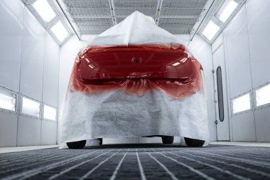 Otomobil boyasının profesyonel boya odasında kurutulduğu görüntüyü kapat.