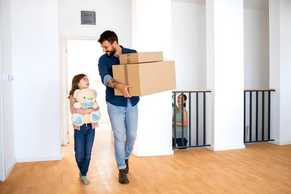 Glücklicher Vater Und Tochter Tragen Kisten Und Spielzeug Beim Einzug — Stockfoto