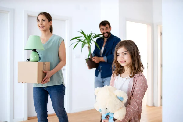 Happy Family Cardboard Boxes Flowers Toys New House Real Estate — Fotografia de Stock