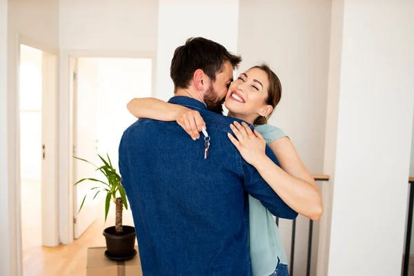 Glücklicher Ehemann Umarmt Seine Frau Während Sie Die Schlüssel Ihres — Stockfoto