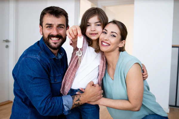 Porträt Einer Lächelnden Kaukasischen Familie Die Ihr Neues Haus Einzieht — Stockfoto