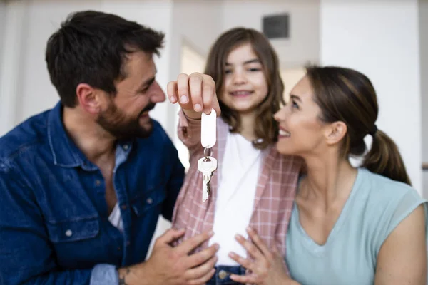 Porträt Einer Lächelnden Kaukasischen Familie Mit Tochter Die Schlüssel Für — Stockfoto