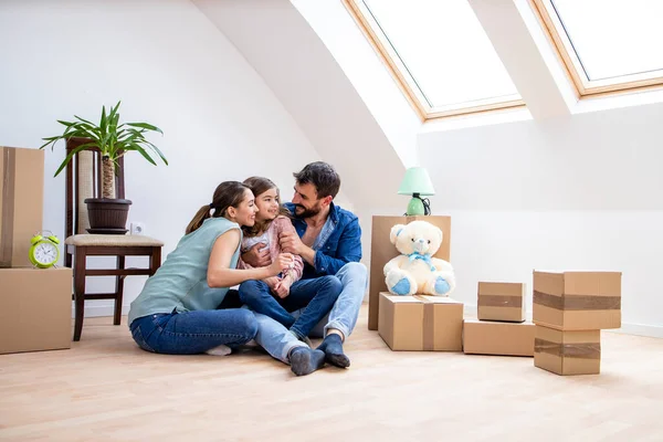 Umzugskonzept Glückliche Familie Mit Tochter Sitzt Auf Dem Parkettboden Und — Stockfoto