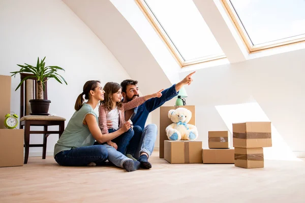 Umzugskonzept Glückliche Familie Sitzt Wohnzimmer Und Plant Sie Ihr Hab — Stockfoto