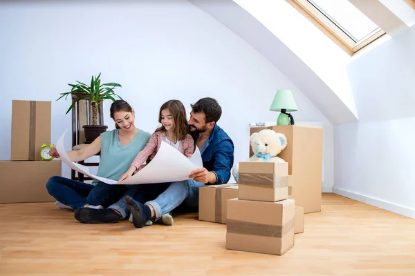 Glückliche Familie Ihrem Neuen Zuhause Mit Blick Auf Projektgestaltung Und — Stockfoto