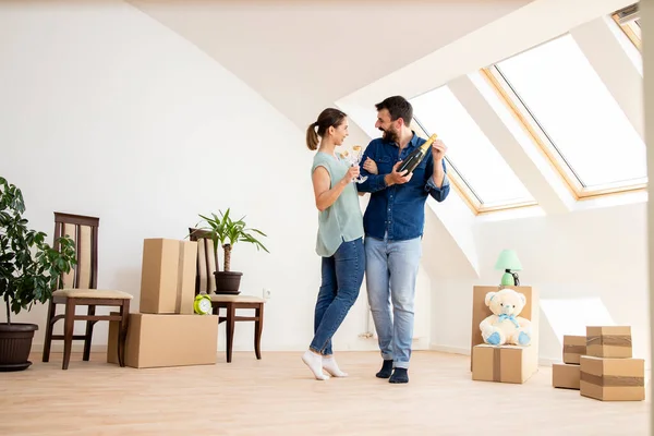 Young Caucasian Couple Opening Champagne Bottle Celebrate Moving New Home — Stockfoto
