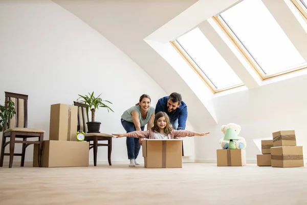 Glückliche Familie Genießt Ihren Ersten Tag Neuen Zuhause Und Ihr — Stockfoto