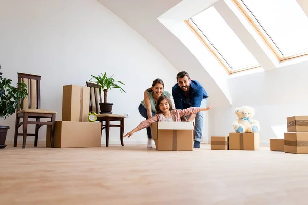 Haus Leute Umzugs Und Immobilienkonzept Glückliche Familie Mit Kindern Genießt — Stockfoto