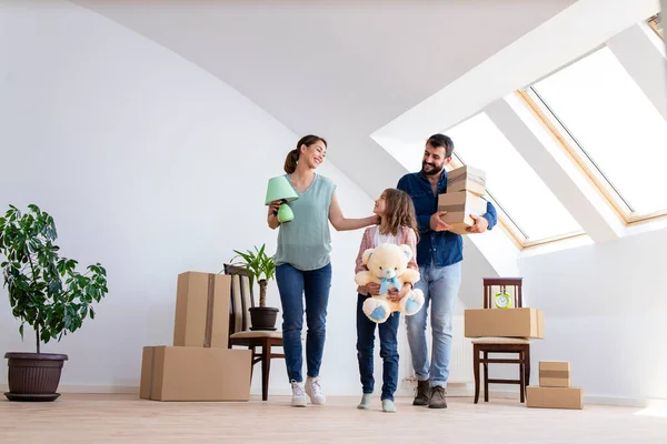 Happy Caucasian Family Moving New Apartment Cute Little Girl Carrying — Stockfoto