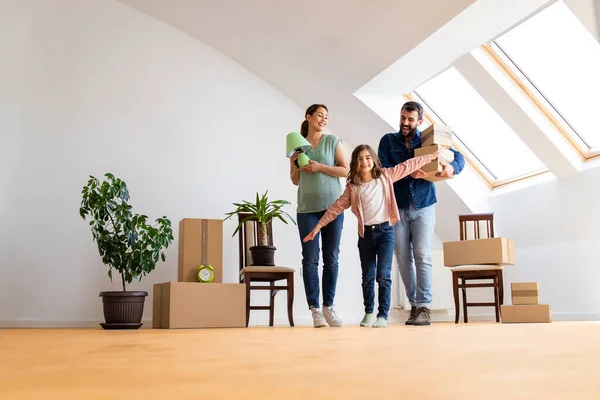 Porträt Einer Glücklichen Kaukasischen Familie Die Eine Neue Wohnung Einzieht — Stockfoto