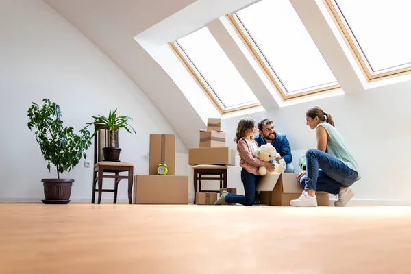 Glückliche Moderne Familie Zieht Neues Haus Und Packt Gemeinsam Kisten — Stockfoto