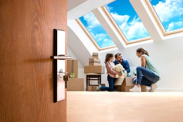 Home People Moving Real Estate Concept Happy Modern Family Moving — Stockfoto
