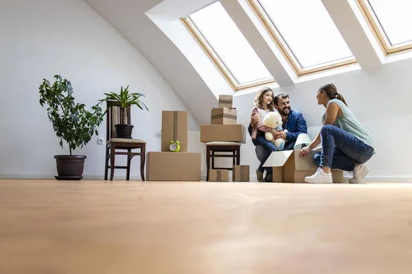 Glückliche Moderne Familie Zieht Neues Haus Und Packt Gemeinsam Kisten — Stockfoto