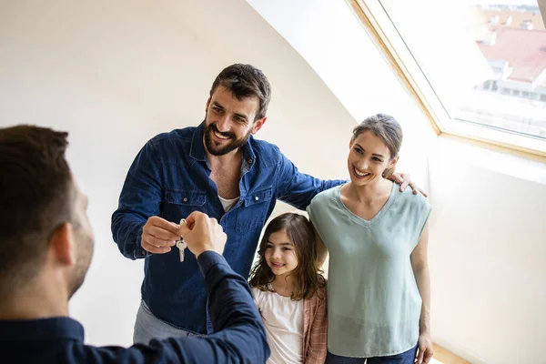 Glückliche Familie Mit Kindern Die Immobilien Kauft Oder Schlüssel Für — Stockfoto