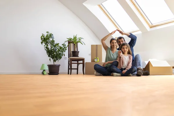 Haus Menschen Umzug Und Immobilienkonzept Porträt Einer Glücklichen Modernen Familie — Stockfoto