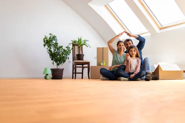 Haus Menschen Umzug Und Immobilienkonzept Porträt Einer Glücklichen Modernen Familie — Stockfoto
