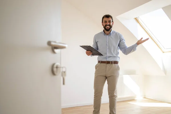 Portrait Handsome Real Estate Agent Selling New House — Stock fotografie