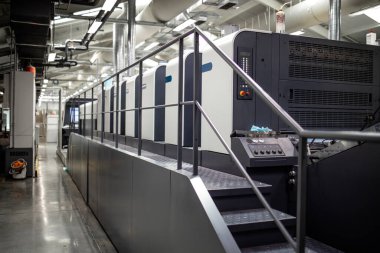 Matbaada modern ofset matbaa makinesi.