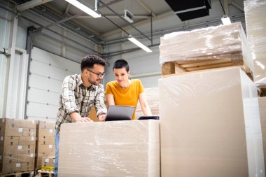 Matbaadaki grafikler hakkında tartışan yaratıcı tasarımcılar.