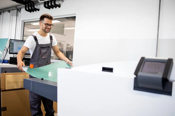 Operatore Stampa Sorridente Computer Macchina Lastre Tipografia — Foto Stock